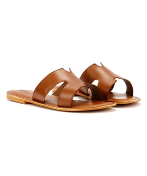 Stap in moeiteloze elegantie met deze leren instapmuiltjes met uitsparingen voor dames. Vervaardigd uit echt leer, deze instappers zonder achterkant hebben ingewikkelde uitsparingen voor een ademende, stijlvolle uitstraling. Perfect voor warm weer, ze bieden gemakkelijk aan- en uittrekken. Ideaal voor zomerdagen, vakanties of alledaags chic comfort.