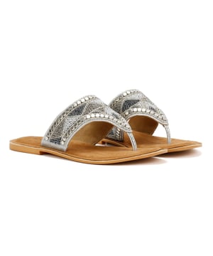 Stap in zomerse stijl met deze dames sandalen met wijde vampier en kralen. Met een modieuze brede vampierband versierd met ingewikkelde kralen, bieden deze platte sandalen een veilige pasvorm en een chique, boho-geïnspireerde uitstraling. Het klassieke teenpost-ontwerp zorgt voor gemakkelijk aan- en uittrekken, waardoor ze perfect zijn voor stranddagen, informele uitstapjes of vakanties.