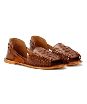 Stap in tijdloze stijl met deze huarache sandalen voor dames. Met een echt leren bovenwerk en een klassiek handgeweven ontwerp bieden deze sandalen ademend comfort en zijn ze gemakkelijk aan te trekken. Ideaal voor warme-weather kleding, perfect voor informele uitjes, vakanties of dagelijks zomerse stijl.