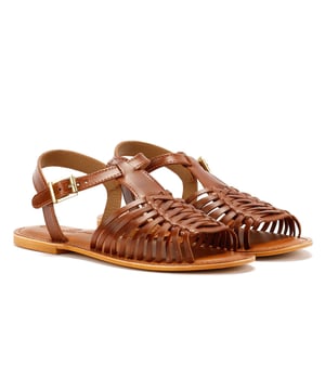 Stap in tijdloze stijl met deze leren huarache-sandalen voor dames. Met een echt leren bovenwerk en een klassiek handgeweven ontwerp bieden deze sandalen ademend comfort en een goede pasvorm met een verstelbare gespsluiting. Perfect voor warm weer, ideaal voor informele uitstapjes, vakanties of alledaagse zomerse stijl.