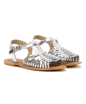 Stap in tijdloze stijl met deze leren huarache-sandalen voor dames. Met een echt leren bovenwerk en een klassiek handgeweven ontwerp bieden deze sandalen ademend comfort en een goede pasvorm met een verstelbare gespsluiting. Perfect voor warm weer, ideaal voor informele uitstapjes, vakanties of alledaagse zomerse stijl.
