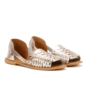 Stap in tijdloze stijl met deze huarache sandalen voor dames. Met een gouden metallic bovenwerk en een klassiek handgeweven ontwerp bieden deze sandalen ademend comfort en zijn ze gemakkelijk om aan te trekken. Perfect voor warm weer, ideaal voor informele uitjes, vakanties of dagelijkse zomerstijl.