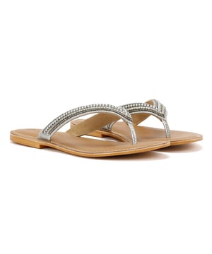 Dames teenslippers met kraaltjes. Met een klassiek ontwerp met teenstuk zijn deze platte slippers versierd met decoratieve kralen voor een stijlvolle, opvallende boho-look. Perfect voor stranddagen, informele uitstapjes of zomervakanties; ze bieden lichtgewicht comfort en zijn gemakkelijk om aan te trekken.