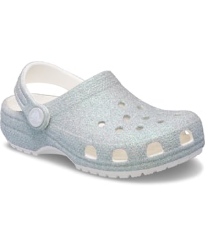 Der ikonische Clog, der eine Komfortrevolution auf der ganzen Welt ausgelöst hat, jetzt mit einer entzückenden Glitzerbehandlung! Es ist der respektlose, bequeme Schuh, den du Tag für Tag noch mehr lieben wirst. Funkel weiter!