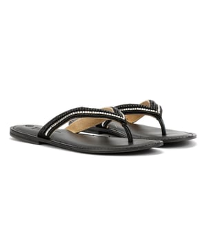 Dames teenslippers met kraaltjes. Met een klassiek ontwerp met teenstuk zijn deze platte slippers versierd met decoratieve kralen voor een stijlvolle, opvallende boho-look. Perfect voor stranddagen, informele uitstapjes of zomervakanties; ze bieden lichtgewicht comfort en zijn gemakkelijk om aan te trekken.