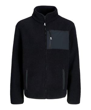 Diese Herren-Fleecejacke überzeugt mit lässigem Look und funktionalem Design. Der hohe Stehkragen hält angenehm warm und schützt vor kühler Brise. Ein durchgehender Reißverschluss sorgt für schnelles An- und Ausziehen. In den seitlichen Eingrifftaschen finden kalte Hände oder Kleinigkeiten bequem Platz. Ein besonderer Hingucker ist die Brusttasche im kontrastierenden Materialmix – stylisch und praktisch zugleich. Der Reißverschluss an der Brusttasche bietet sicheren Stauraum für unterwegs. Das weiche Fleecematerial garantiert ein rundum angenehmes Tragegefühl. Ob als wärmende Zwischenschicht oder solo getragen – diese Jacke macht immer eine gute Figur. Ideal für Spaziergänge, Ausflüge oder entspannte Tage zu Hause. Ein zuverlässiger Begleiter für jeden Tag.