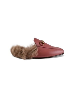 Mules Gucci Princetown de piel rosa.Forro de lana de cordero.Parte delantera de oro envejecido.Forro de piel.Puntera redondeada.Made in Italy.