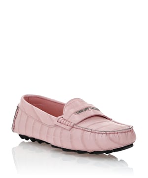 Crocco reliëf  Deze mocassins stralen verfijnd vakmanschap en tijdloze elegantie uit en zijn perfect voor elke smart-casual look. Ideaal om te combineren met een getailleerde broek of ontspannen denim voor een geraffineerd accent.   Bovenwerk van premium kalfsleer voor een luxueus gevoel.   Gevoerd met soepel rundleer voor meer comfort.   Handtekening zamak details voegen een subtiel vleugje verfijning toe.   Klassieke loopzool zorgt voor flexibiliteit en grip.   Gemaakt voor een veelzijdige stijl die naadloos overgaat van dag naar avond.