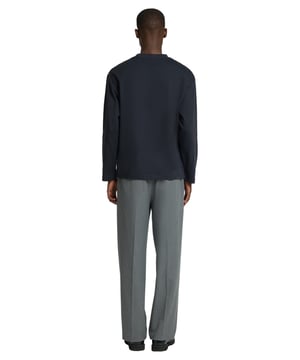 Dieses Herren-Longsleeve überzeugt mit einer lockeren Passform und einem modernen Look. Das weiche Feinstrickgewebe bietet dir hohen Tragekomfort und ein angenehmes Hautgefühl – ideal für jeden Tag. Der klassische Rundhalsausschnitt sorgt für eine zeitlose Optik. Überschnittene Schultern unterstreichen den entspannten Stil und bieten optimale Bewegungsfreiheit. Dank seines luftigen Schnitts eignet sich das Longsleeve perfekt für den angesagten Layering-Style. Das gewebte Label innen bleibt dezent und hochwertig. Vielseitig kombinierbar – ob unter einer Jacke, einem Hemd oder solo getragen. Ein Must-have für moderne Casual-Outfits. Die hochwertige Verarbeitung sorgt für langlebige Qualität. Dein stilvoller Begleiter für entspannte Looks.