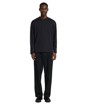 Dieses Herren-Longsleeve überzeugt mit einer lockeren Passform und einem modernen Look. Das weiche Feinstrickgewebe bietet dir hohen Tragekomfort und ein angenehmes Hautgefühl – ideal für jeden Tag. Der klassische Rundhalsausschnitt sorgt für eine zeitlose Optik. Überschnittene Schultern unterstreichen den entspannten Stil und bieten optimale Bewegungsfreiheit. Dank seines luftigen Schnitts eignet sich das Longsleeve perfekt für den angesagten Layering-Style. Das gewebte Label innen bleibt dezent und hochwertig. Vielseitig kombinierbar – ob unter einer Jacke, einem Hemd oder solo getragen. Ein Must-have für moderne Casual-Outfits. Die hochwertige Verarbeitung sorgt für langlebige Qualität. Dein stilvoller Begleiter für entspannte Looks.