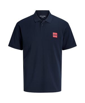 Klassisch, sportlich und immer passend – dieses Herren-Poloshirt ist ein echtes Kombi-Wunder. Der normal geschnittene Fit sorgt für angenehme Bewegungsfreiheit ohne an Form zu verlieren. Mit seinem charakteristischen Polokragen und der dezenten Zweiknopf-Leiste wirkt es zeitlos und stilvoll zugleich. Die kurzen Ärmel machen es zum idealen Begleiter an warmen Tagen. Ein kleiner Logo-Print auf der Brust setzt einen modernen Akzent, ohne aufdringlich zu sein. Ob lässig zur Jeans oder gepflegt zur Chino – dieses Shirt passt sich deinem Stil mühelos an. Das weiche Material trägt sich angenehm leicht auf der Haut. Für Freizeit, Büro oder den Golfplatz gleichermaßen geeignet. Die hochwertige Verarbeitung verspricht langanhaltende Freude beim Tragen. Ein Basic, das in jeder Herrengarderobe seinen festen Platz verdient.