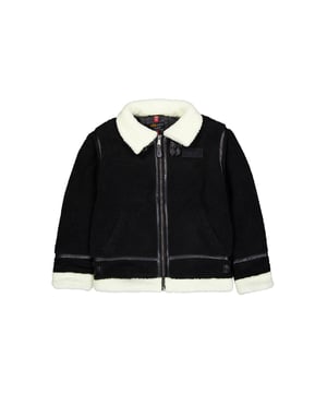 Wir stellen die B3 Teddy Fliegerjacke von Alpha Industries vor. Diese Jacke mit normaler Passform verfügt über eine verstellbare Weite und einen Stehkragen mit Schnallenverschluss. Diese Jacke aus strapazierfähigen Materialien hält Sie bei jedem Wetter warm.
