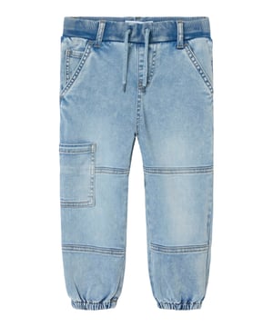 Deze jeans is je perfecte dagelijkse metgezel! Met zijn normale pasvorm en mid-rise zit hij supercomfortabel, terwijl de elastische tailleband met ton-sur-ton trekkoord voor extra comfort zorgt. Het rechte model biedt veel bewegingsvrijheid - ideaal voor rondrennen, spelen of ontspannen. De zes zakken bieden praktische opbergruimte voor kleine spullen. De robuuste gemêleerde stof maakt de broek slijtvast en het geweven label aan de binnenkant geeft hem een hoogwaardige touch. Gewoon aantrekken en wegwezen!