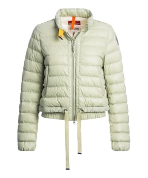 Dit trendy stuk combineert urban coolness met praktische warmte. De korte lengte geeft een frisse draai aan je look en benadrukt perfect je taille. Dankzij de normale pasvorm heeft het een ontspannen pasvorm zonder het figuur te benadrukken. Een hoge opstaande kraag beschermt je betrouwbaar tegen wind en kou. De tweewegritssluiting zorgt voor flexibele stylingopties en een comfortabele pasvorm. Zijzakken met rits en een slimme binnenzak bieden ruimte voor al je essentials. Geraffineerde mouwsplitten met ritsdetails geven het ontwerp een sportief tintje. Met het trekkoord in de taille kun je de pasvorm aanpassen. De gele op parachutehaken geïnspireerde band op de kraag voegt een cool accent toe. De look wordt afgemaakt door de opvallende labelpatch op de bovenarm - klaar voor je volgende stijlmissie!