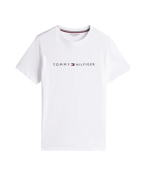 Dieses Herren-T-Shirt im Regular Fit ist der perfekte Begleiter für deinen Alltag – schlicht, aber mit Charakter. Der klassische Rundhalsausschnitt mit feiner Rippblende sorgt für einen bequemen Sitz und ein gepflegtes Erscheinungsbild. Der moderne Label-Print auf der Brust verleiht dem Basic-Shirt einen markanten Akzent. Aus angenehm weichem Material gefertigt, trägt es sich leicht und komfortabel – den ganzen Tag. Die kurzen Ärmel und der gerade Schnitt bieten maximale Bewegungsfreiheit. Vielseitig kombinierbar, passt es zu Jeans, Shorts oder unter eine Jacke. Ein echtes Essential für jede Herrengarderobe. Robust in der Verarbeitung, bleibt es auch nach vielen Waschgängen formstabil. Minimalismus trifft auf markanten Style. Für Männer, die ein gutes Basic zu schätzen wissen.
