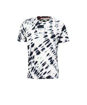Das ist das Tie Dye Shirt von Alpha Industries. Dieses Shirt besteht aus einem weichen und bequemen Single-Jersey-Stoff und hat eine normale Passform für ein angenehmes Tragegefühl.