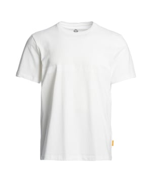 Eenvoudig, maar allesbehalve saai - dit T-shirt brengt een frisse wind door je basics. De klassieke ronde halslijn met een fijne ribboord zorgt voor een tijdloze look. De normale pasvorm zorgt voor een casual fit zonder vormverlies. Een oranjekleurig bandje bij de hals voegt een subtiel, stijlvol accent toe. Het label in de zijnaad benadrukt de aandacht voor detail. De ton-sur-ton labelprint op de voorkant blijft bescheiden en rondt het ontwerp harmonieus af. Zacht materiaal en een geraffineerde snit voor maximaal comfort. Solo gedragen of als laagje onder een jasje of overhemd - het slaat altijd een goed figuur. Dit shirt laat zien dat understatement vaak het beste statement is. Trek het aan, voel je goed en begin de dag ontspannen!