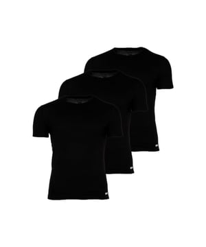 Dieses Herren-T-Shirt überzeugt durch seine bequeme Passform und ein zeitloses Design. Der gerade, komfortable Schnitt sorgt für ein angenehmes Tragegefühl im Alltag. Mit seinem klassischen Rundhalsausschnitt lässt sich das Shirt vielseitig kombinieren – ob sportlich oder casual. Der abgerundete Saum verleiht dem Look eine moderne Note und sorgt für einen optimalen Sitz. Ein gewebtes Label an der Seitennaht setzt einen dezenten, stilvollen Akzent. Im Inneren rundet ein ebenfalls gewebtes Label das hochwertige Erscheinungsbild ab. Das Material fühlt sich angenehm auf der Haut an und bietet dauerhaften Tragekomfort. Ideal für entspannte Freizeit-Outfits oder als kombinationsstarkes Basic. Die klare Linienführung macht das Shirt zu einem vielseitigen Begleiter. Ein Must-have für Männer, die Wert auf schlichte Details und Komfort legen.