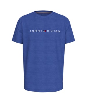 Dieses Herren-T-Shirt im Regular Fit ist der perfekte Begleiter für deinen Alltag – schlicht, aber mit Charakter. Der klassische Rundhalsausschnitt mit feiner Rippblende sorgt für einen bequemen Sitz und ein gepflegtes Erscheinungsbild. Der moderne Label-Print auf der Brust verleiht dem Basic-Shirt einen markanten Akzent. Aus angenehm weichem Material gefertigt, trägt es sich leicht und komfortabel – den ganzen Tag. Die kurzen Ärmel und der gerade Schnitt bieten maximale Bewegungsfreiheit. Vielseitig kombinierbar, passt es zu Jeans, Shorts oder unter eine Jacke. Ein echtes Essential für jede Herrengarderobe. Robust in der Verarbeitung, bleibt es auch nach vielen Waschgängen formstabil. Minimalismus trifft auf markanten Style. Für Männer, die ein gutes Basic zu schätzen wissen.