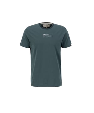 Dieses Organics T-Shirt von Alpha Industries hat eine reguläre Passform, eine Stickerei auf der Brust, ein Flaglabel am linken Ärmel und ein gewebtes Looplabel am rechten Saum. Dieses T-Shirt aus 100% Bio-Baumwolle ist sowohl bequem als auch stylisch.
