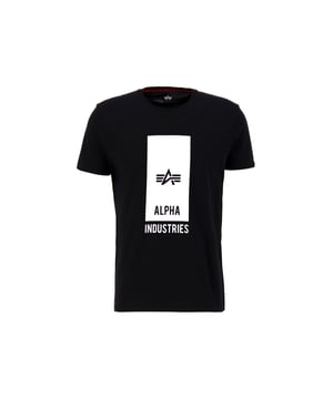 Das Block Logo Tee ist ein normal geschnittenes Herren-T-Shirt mit einem Aufdruck auf der Brust und einem Flaglabel auf dem linken Ärmel. Dieses Shirt aus 100 % Baumwolle fühlt sich weich an und ist angenehm zu tragen.