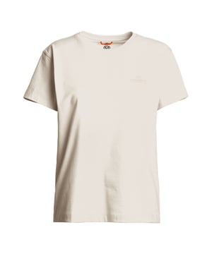 Lässigkeit trifft Stil – mit diesem T-Shirt gelingt dir der perfekte Auftritt! Der Regular Fit sorgt für eine entspannte Silhouette und schmeichelt jeder Figur. Dank der leicht überschnittenen Schultern wirkt der Look modern und zugleich herrlich unkompliziert. Der klassische Rundhalsausschnitt mit feiner Rippblende verleiht dem Design ein harmonisches Finish. Ein erhabener Label-Print auf der Brust setzt ein stilvolles Statement, ohne sich in den Vordergrund zu drängen. Die weiche Materialqualität verwöhnt dich mit hohem Tragekomfort – den ganzen Tag. Ob zur Jeans, Shorts oder unter der Lieblingsjacke: Dieses Shirt lässt sich vielseitig kombinieren. Minimalismus, der Eindruck hinterlässt. Ein echtes Wohlfühlteil für jeden Tag. Anziehen, wohlfühlen, strahlen!