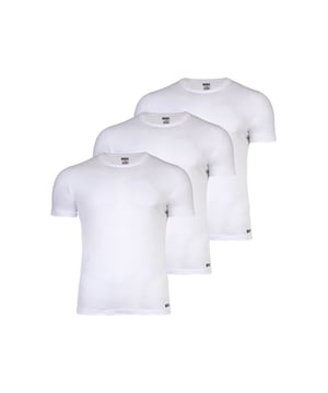 Dit T-shirt voor heren maakt indruk met zijn comfortabele pasvorm en tijdloze ontwerp. De rechte, comfortabele snit maakt het aangenaam om te dragen in het dagelijks leven. Met zijn klassieke ronde halslijn kan het shirt op verschillende manieren worden gecombineerd - zowel sportief als casual. De afgeronde zoom geeft de look een moderne touch en zorgt voor een perfecte pasvorm. Een geweven label op de zijnaad voegt een subtiel, stijlvol accent toe. Een geweven label aan de binnenkant rondt de hoogwaardige look af. Het materiaal voelt aangenaam aan op de huid en biedt langdurig comfort. Ideaal voor ontspannen vrijetijdsoutfits of als basisstuk dat bij elke outfit past. De strakke lijnen maken dit overhemd tot een veelzijdige metgezel. Een must-have voor mannen die waarde hechten aan eenvoudige details en comfort.