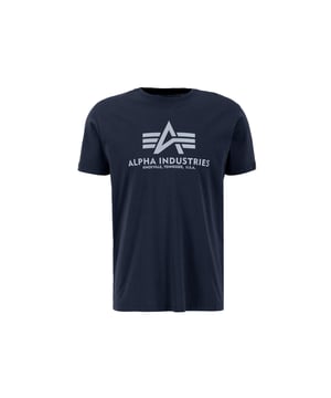 Das Basic Reflective Print T-Shirt von Alpha Industries vereint Stil und Komfort. Die Regular-Fit-Passform und das Baumwollmaterial mit einer Grammatur von 160 g/m² bieten Tragekomfort. Ein metallisches Folien-Logo auf der Brust setzt moderne Akzente, während ein gedrucktes Label im Nacken einen sauberen Look schafft. Der gerippte Rundhalsausschnitt sorgt für optimale Passform. Ein Nackenband und ein dezentes Flag Label am linken Ärmel vollenden das Design. Ideal für jeden Anlass.