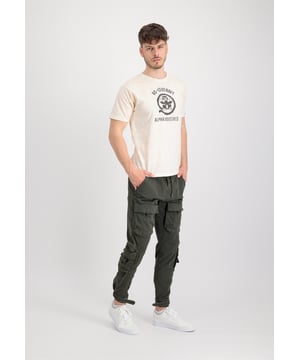 Das USN Cat T-Shirt von ALPHA INDUSTRIES ist ein stylishes Must-have für Männer. Das T-Shirt verfügt über ein auffälliges Fotoprint-Muster und ist kurzärmelig. Es ist bequem zu tragen und ein echter Hingucker. Ideal für Freizeitaktivitäten und den Alltag.