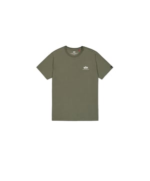 Das Alpha Industries Backprint T-Shirt kombiniert Komfort mit auffälligem Design. Die Regular-Fit-Passform und weiche Baumwolle bieten idealen Tragekomfort, perfekt für warme Tage oder Sport. Der große Siebdruck auf dem Rücken und der Plastisol Druck auf der Brust machen es zum Hingucker. Das Flag Label am Ärmel steht für Qualität. Single Jersey Stoff bietet Langlebigkeit, ein Nackenband verhindert Kratzen und das Rib-Bündchen sorgt für Formstabilität. Stilvoll und bequem für jeden Tag.