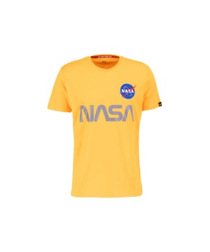 Das NASA Reflective T-Shirt vereint futuristisches Design mit Komfort und einer lässigen Passform. Hergestellt aus Baumwolle und Polyester, bietet es Atmungsaktivität und Strapazierfähigkeit. Der reflektierende NASA Print auf der Vorderseite und das NASA Patch auf der Brust verleihen dem Shirt eine authentische Space-Optik. Rib Bündchen sichern die Form des Kragens. Das Shirt passt ideal zu Jeans oder Jogginghosen und bereichert jeden urbanen Look mit einem Hauch Raumfahrtgeschichte.
