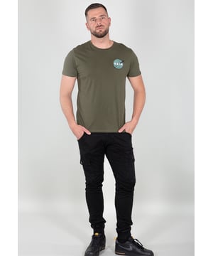 Das Space Shuttle T-Shirt von Alpha Industries vereint Komfort und markantes Design. Der leichte, strapazierfähige Stoff aus Baumwolle und Polyester bietet angenehmes Tragegefühl, während der Regular Fit Bewegungsfreiheit ermöglicht. Rib-Bündchen und Doppelnähte sorgen für Langlebigkeit. Der große Space Shuttle Druck auf dem Rücken und gestickte NASA Patches unterstreichen den Raumfahrt-Look. Ideal für Technik- und Raumfahrtfans als Statement-Stück im Alltag und vielseitig kombinierbar.