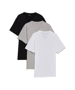 Drei auf einen Streich: Dieses Herren-T-Shirt im 3er Pack kombiniert schlichte Eleganz mit maximalem Komfort. Der moderne V-Ausschnitt verleiht dem Basic eine stilvolle Note und sorgt für ein luftiges Tragegefühl. Mit seiner normalen Passform sitzt es angenehm locker, ohne an Form zu verlieren. Die kurzen Ärmel machen es zum perfekten Begleiter für wärmere Tage oder als vielseitiges Layering-Piece. Eine dezente Label-Stickerei am Saum unterstreicht den hochwertigen Look. Das weiche Material fühlt sich herrlich leicht auf der Haut an und begleitet dich durch Alltag, Freizeit und Entspannung. Ob unter dem Hemd, zum Sport oder einfach solo – dieses Shirt macht immer eine gute Figur. Zeitlos, praktisch und modisch zugleich. Ein Must-have, das in keiner Männergarderobe fehlen darf. Komfort im Dreierpack – unkompliziert, zuverlässig, stilvoll.