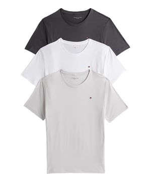 Dieses 3er Pack Herren-T-Shirts bringt frischen Wind in deine Basics – schlicht im Design, stark im Komfort. Der klassische Rundhalsausschnitt und der Regular Fit sorgen für eine bequeme Passform, die zu allem passt. Weiche Materialien schmiegen sich angenehm an die Haut und begleiten dich zuverlässig durch den Tag. Die kurzen Ärmel machen das Shirt zum idealen Begleiter für jede Jahreszeit. Eine kleine Logo-Stickerei auf der Brust setzt einen dezenten, stilvollen Akzent. Ob solo getragen oder unter einem Pullover – diese Shirts sind wahre Allrounder. Perfekt für Alltag, Freizeit oder als vielseitige Grundlage deiner Outfits. Drei Farben, ein Gefühl: pure Bequemlichkeit mit klarer Linie. Die hochwertige Verarbeitung verspricht Langlebigkeit und Formbeständigkeit. Für Männer, die Wert auf Qualität ohne Schnickschnack legen.