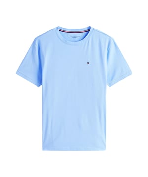 Dieses Herren-T-Shirt im Slim Fit bringt deine Silhouette gekonnt zur Geltung – ohne dabei auf Komfort zu verzichten. Der klassische Rundhalsausschnitt mit feiner Rippblende sorgt für einen sauberen Abschluss und sitzt angenehm am Hals. Das weiche Material macht das Shirt zum idealen Alltagsbegleiter. Eine dezente Logo-Stickerei auf der Brust verleiht dem schlichten Design eine edle Note. Enganliegend, aber nicht einengend – genau das Richtige für einen modernen, gepflegten Look. Ob solo getragen oder unter einem Hemd, es passt sich jedem Stil mühelos an. Die hochwertige Verarbeitung verspricht Formstabilität auch nach vielen Wäschen. Ein echtes Must-have für Männer, die Wert auf Details legen. Vielseitig, zeitlos und angenehm zu tragen. Für einen selbstbewussten Auftritt mit Understatement.