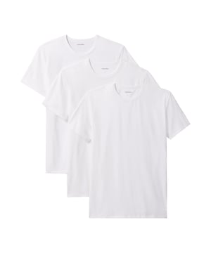 Dieses Herren-T-Shirt im praktischen 3er Pack ist der Inbegriff zeitloser Basics. Mit klassischem Rundhalsausschnitt und normaler Passform sitzt es angenehm und passt zu jedem Stil. Die kurzen Ärmel sorgen für ein luftiges Tragegefühl – ideal für Alltag, Freizeit oder entspanntes Loungen. Eine dezente Label-Stickerei am Saum setzt einen stilvollen Akzent ohne aufzutragen. Weiches Material schmiegt sich sanft an die Haut und begleitet dich bequem durch den Tag. Ob einzeln getragen oder unter Pullover und Hemd – diese Shirts sind wahre Kombitalente. Schlicht, aber alles andere als langweilig. Jeder Griff in den Kleiderschrank wird zur sicheren Wahl. Qualität und Komfort im Dreierpack – was will Mann mehr? Ein unverzichtbares Essential für jede Garderobe.