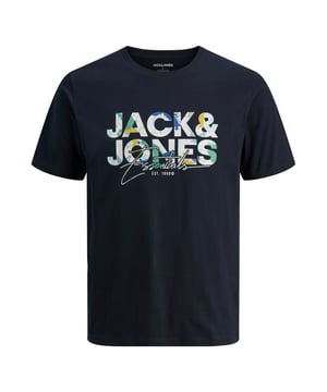 Dieses T-Shirt für Herren verbindet klassische Linien mit modernem Statement. Der normale Schnitt sorgt für eine bequeme Passform und macht es zum idealen Alltagsbegleiter. Mit seinem Rundhalsausschnitt und der fein gearbeiteten Rippblende bietet es einen cleanen Look mit sportlicher Note. Der markante Label-Print auf der Brust verleiht dem Shirt einen urbanen Touch. Kurze Ärmel und weiches Material garantieren ein angenehmes Tragegefühl – selbst an langen Tagen. Ob solo getragen oder unter einer Jacke kombiniert: Dieses Shirt überzeugt durch Vielseitigkeit. Es passt perfekt zur Jeans, zur Jogpants oder sogar zur Shorts. Die hochwertige Verarbeitung unterstreicht den hohen Anspruch an Komfort und Stil. Ein echtes Must-have für Männer, die Wert auf lässige Basics mit Charakter legen. So einfach, so gut – und immer einsatzbereit.