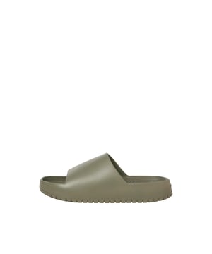 Deze Jack & Jones loafers combineren een casual design met maximaal comfort - perfect om elke dag te dragen! Dankzij het ontwerp met open teen en de eenvoudige effen kleur kunnen ze op verschillende manieren worden gecombineerd en zijn ze geschikt voor elke gelegenheid. De schoenen kunnen snel en moeiteloos aan- en uitgetrokken worden zonder vervelende sluitingen, waardoor ze de ideale metgezel zijn voor ontspannen dagen. De hoogwaardige afwerking maakt ze comfortabel om te dragen, terwijl het lichtgewicht materiaal zorgt voor een luchtig gevoel. Of je nu thuis bent, door de stad slentert of op vakantie gaat - deze slip-on schoenen bieden comfort en stijl in één!