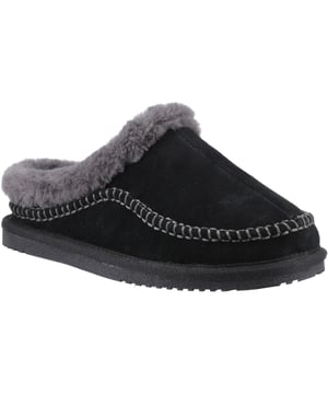De Anika Mule Slipper van nubuck combineert tijdloos design met winterse gezelligheid. Gemaakt van zacht nubuck met een faux fur voering, een memory foam binnenzool en geweven stiksels, is het perfect om blije voeten het hele seizoen door heerlijk te verwennen.