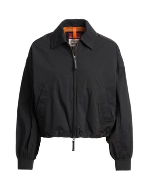 Dit it-stuk combineert een casual stijl met een vleugje stoerheid. De oversized pasvorm en het bijgesneden ontwerp creëren een modern, ontspannen silhouet. De klassieke overhemdkraag voegt een elegante touch toe aan de sportieve look. De stijl kan flexibel worden aangepast met de tweewegritssluiting. Zijzakken bieden ruimte voor koude handen of kleine benodigdheden. Met het trekkoord aan de zoom kun je de pasvorm aanpassen. Rimpels op de rug en mouwen zorgen voor speelse accenten met een modieuze twist. Decoratieve tapes op de schouders benadrukken het stadse karakter. De labelpatch op de bovenarm rondt de look vakkundig af. En dankzij het hoogwaardige materiaal geniet je de hele dag van maximaal comfort!