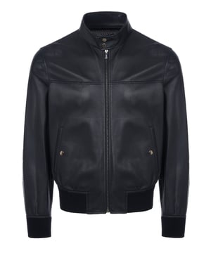 100% Lammleder; Bally Jacke; Modell: M3PE939L-1S118 F000; Hochwertige Verarbeitung; 100% Lammleder; Hergestellt in Italien; Stehkragen mit zwei Druckknöpfen; Reißverschluss; Zwei paspelierte Taschen mit Druckknöpfen vorne; Elastische Bündchen und Saum; Bally-Logodetails