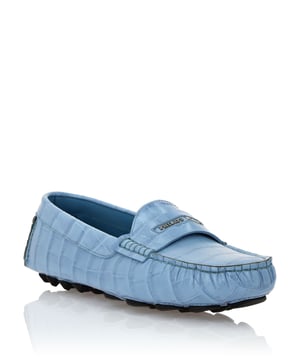 Crocco reliëf  Deze mocassins stralen verfijnd vakmanschap en tijdloze elegantie uit en zijn perfect voor elke smart-casual look. Ideaal om te combineren met een getailleerde broek of ontspannen denim voor een geraffineerd accent.   Bovenwerk van premium kalfsleer voor een luxueus gevoel.   Gevoerd met soepel rundleer voor meer comfort.   Handtekening zamak details voegen een subtiel vleugje verfijning toe.   Klassieke loopzool zorgt voor flexibiliteit en grip.   Gemaakt voor een veelzijdige stijl die naadloos overgaat van dag naar avond.