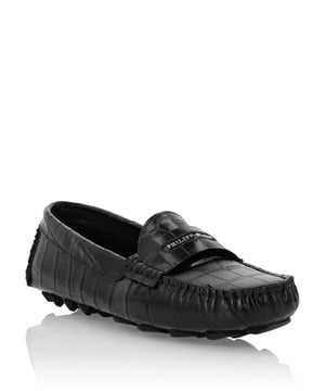 Crocco reliëf  Deze mocassins stralen verfijnd vakmanschap en tijdloze elegantie uit en zijn perfect voor elke smart-casual look. Ideaal om te combineren met een getailleerde broek of ontspannen denim voor een geraffineerd accent.   Bovenwerk van premium kalfsleer voor een luxueus gevoel.   Gevoerd met soepel rundleer voor meer comfort.   Handtekening zamak details voegen een subtiel vleugje verfijning toe.   Klassieke loopzool zorgt voor flexibiliteit en grip.   Gemaakt voor een veelzijdige stijl die naadloos overgaat van dag naar avond.