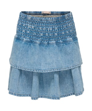 Deze dijlange denim meisjesrok heeft een speelse, gelaagde look en een comfortabele, normale pasvorm. De gesmokte, elastische tailleband zorgt voor een perfecte pasvorm en is gemakkelijk aan en uit te trekken. Dankzij het zachte materiaal en de geraffineerde afwerking is de rok bijzonder comfortabel om te dragen - de hele dag door. Het geweven label aan de binnenkant staat voor hoge kwaliteit en aandacht voor detail. De denimtextuur geeft de look een coole touch en maakt hem veelzijdig en makkelijk te combineren. De meerlaagse look zorgt voor een vrouwelijke swing en extra bewegingsvrijheid tijdens het spelen, dansen of rondrennen. Een echte favoriet voor dagelijks gebruik en speciale gelegenheden. Met een shirt, blouse of gebreide trui - je kunt de rok combineren naar jouw stijl. Stevig, comfortabel en modieus tegelijk. Een must-have voor stijlbewuste meisjes.