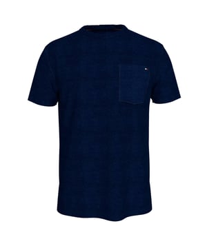 Dieses Herren-T-Shirt überzeugt mit lässigem Stil und funktionalen Details – ideal für Alltag und Freizeit. Der Regular Fit sorgt für eine bequeme Passform, während der klassische Rundhalsausschnitt angenehm am Hals liegt. Kurze Ärmel machen es zum perfekten Begleiter für wärmere Tage. Seitenschlitze am Saum verleihen dem Shirt zusätzliche Bewegungsfreiheit und eine moderne Silhouette. Die aufgesetzte Brusttasche bringt nicht nur praktische Funktion, sondern auch optischen Charme ins Spiel. Eine kleine Label-Verzierung auf der Tasche setzt einen dezenten Markenakzent. Das Material ist weich, atmungsaktiv und sorgt für ein rundum gutes Tragegefühl. Vielseitig kombinierbar – ob zu Jeans, Chinos oder Shorts. Robust verarbeitet und dennoch leicht auf der Haut. Für Männer, die Wert auf Komfort und stilvolle Schlichtheit legen.