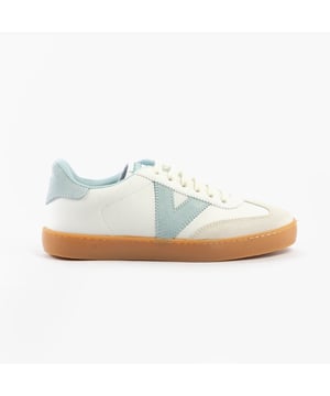 These casual women's trainers feature a leather upper, textile lining, and synthetic sole with a low heel and round toe, offering comfort and breathability for everyday wear