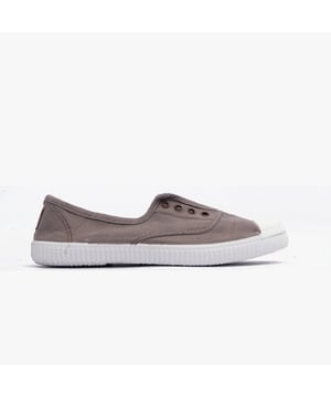 These women's canvas plimsolls feature a lightweight textile lining, rubber sole, and slip-on design with a round toe. Ideal for casual wear and comfortable all-day use
