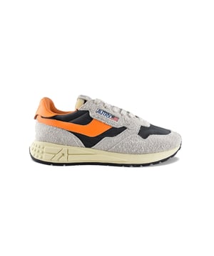 Zapatillas bajas Reelwind Autry de nailon negro y ante gris.Parche del logotipo en el exterior.Tira de piel naranja en el exterior. Contrafuerte de piel naranja con logotipo.Lengüeta con parche del logotipo.Suela de goma.Logotipo en relieve en la suela. Cierre de cordones.