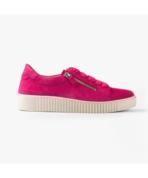 These casual women's trainers feature a leather upper and lining with a rubber sole, lace-up closure, and a low heel, offering comfort and breathability for everyday wear