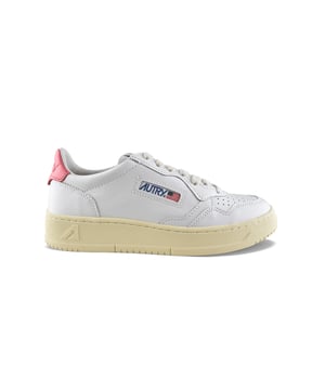 Sneakers Autry de piel blanca.Parche del logotipo en el exterior. Parte superior de piel rosa con logotipo en relieve.Lengüeta con parche del logotipo.Suela gruesa de goma con efecto amarilleado. Cierre con cordones. Puntera redonda perforada.100% piel.